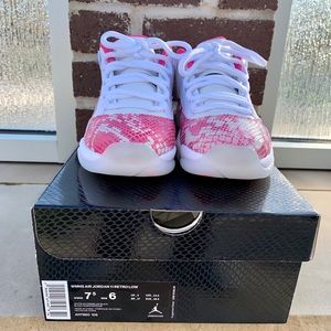 WMNS Jordan 11 low snakeskin sz 7.5